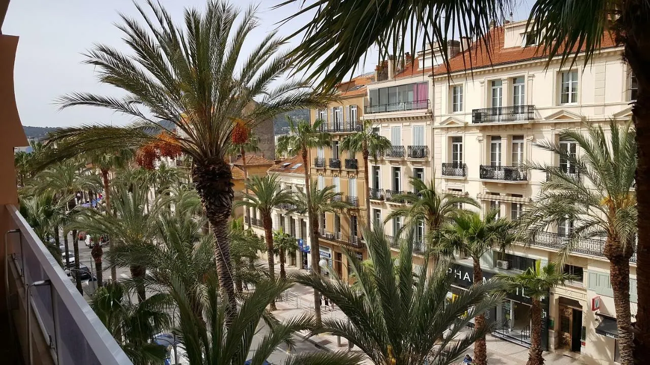 Appartement 38m2 avec balcon en plein coeur de ville Hyères France